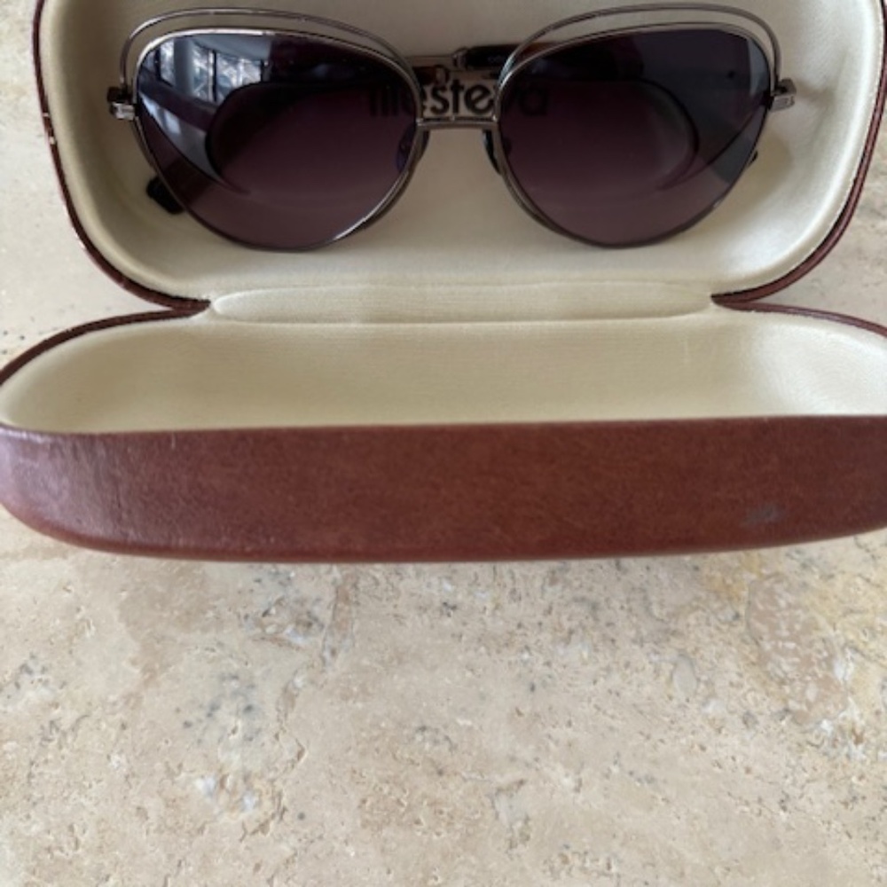 Women's Oscar de la Renta sunglasses